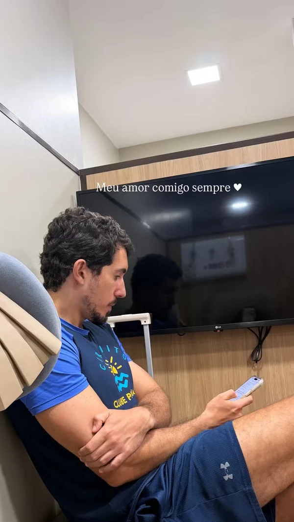 Ex-BBB Thais Braz foi acompanhada pelo namorado, Thomaz Gouvea por Reprodução/Instagram