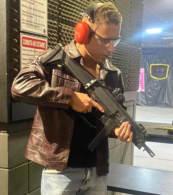 Ex-criador de conteúdo adulto morre após invadir casa de namorado e ser baleado por idoso com Alzheimer por Redes Sociais