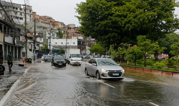 Inmet emite novo alerta de chuvas fortes para Salvador e mais 151 cidades baianas