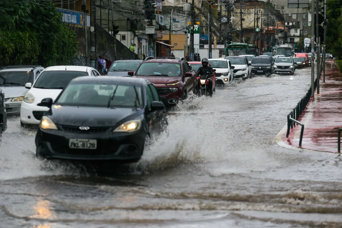 Inmet emite novo alerta de chuvas fortes para Salvador e mais 151 cidades baianas