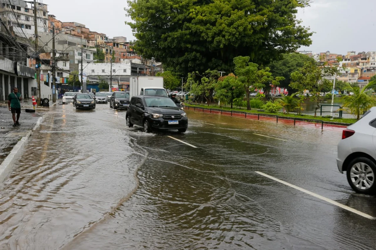 Inmet emite novo alerta de chuvas fortes para Salvador e mais 151 cidades baianas
