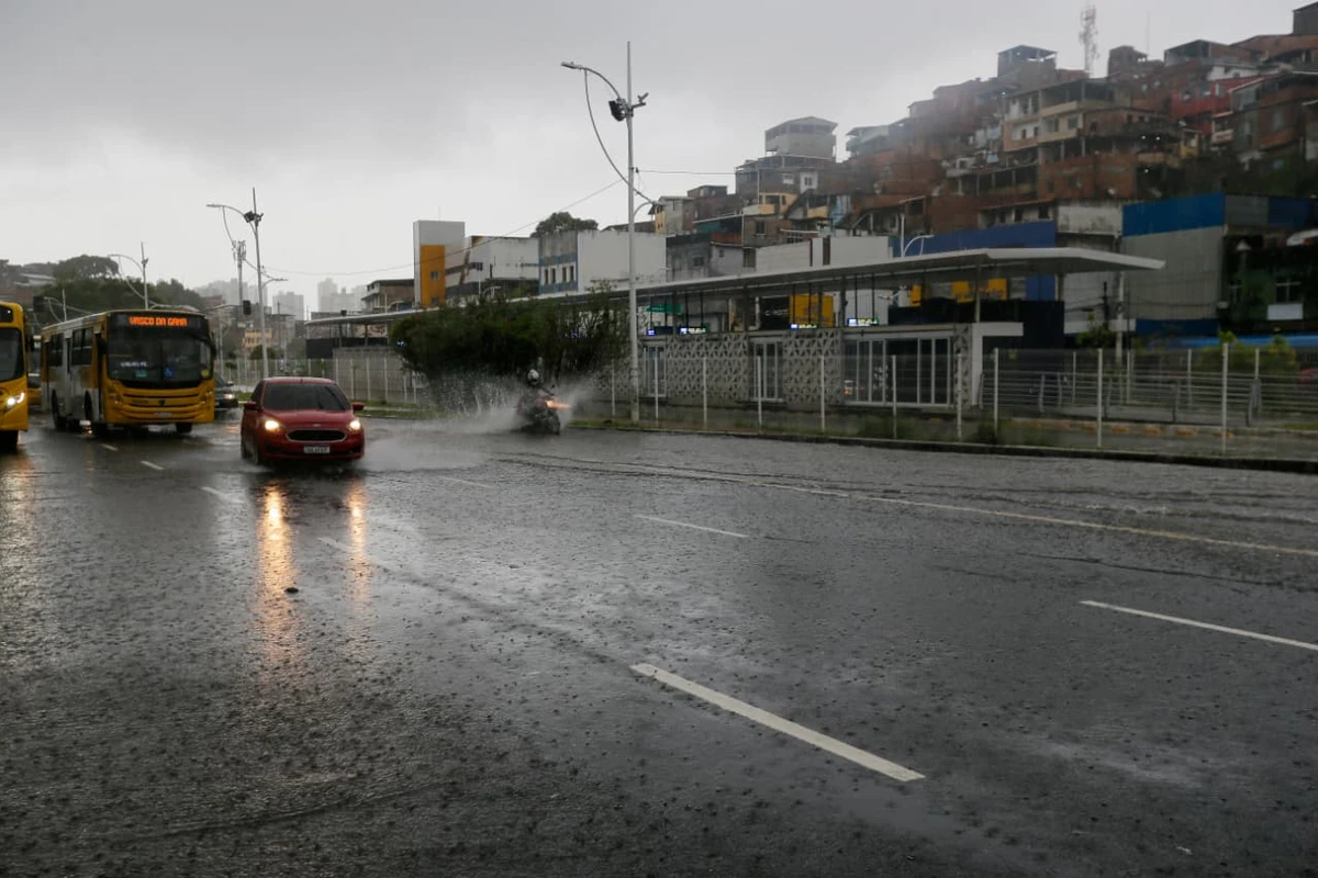 Inmet emite novo alerta de chuvas fortes para Salvador e mais 151 cidades baianas