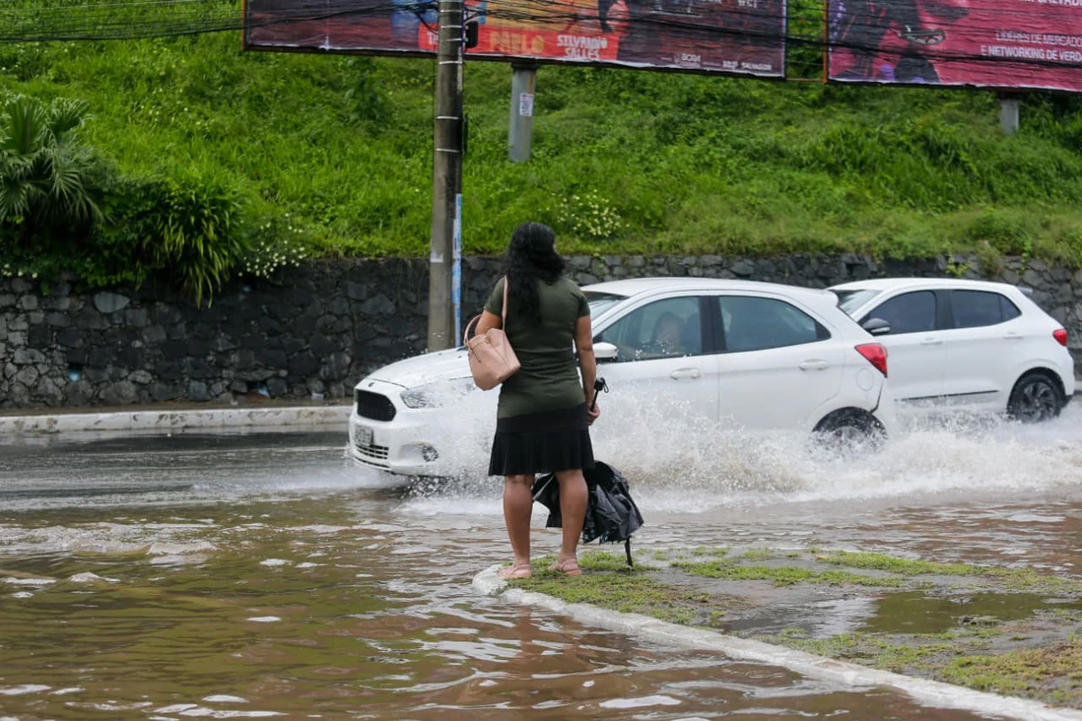 Inmet emite novo alerta de chuvas fortes para Salvador e mais 151 cidades baianas