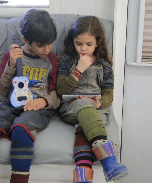 Mel Maia e Bernardo Simões em bastidores de "Avenida Brasil" por Reprodução/ Instagram