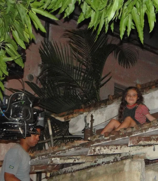 Mel Maia em bastidores de "Avenida Brasil" por Reprodução/ Instagram