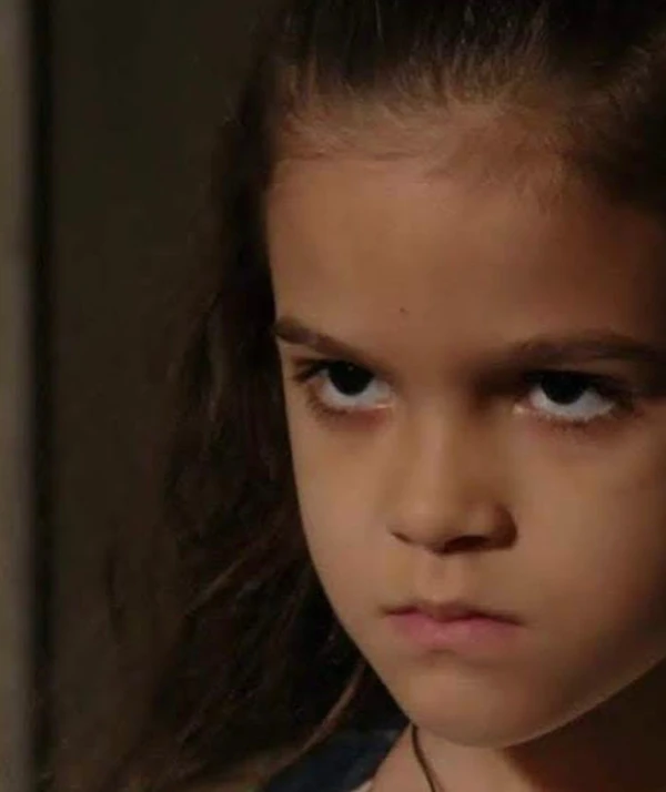 Mel Maia em bastidores de "Avenida Brasil" por Reprodução/ Instagram