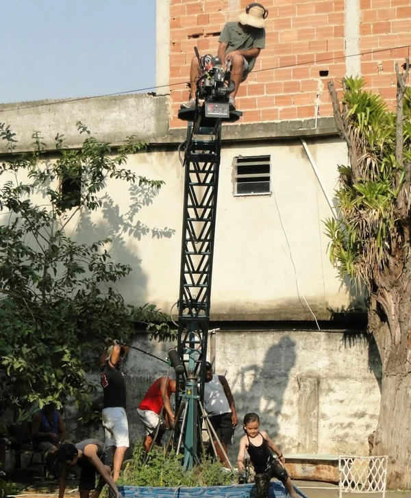 Mel Maia em bastidores de "Avenida Brasil" por Reprodução/ Instagram