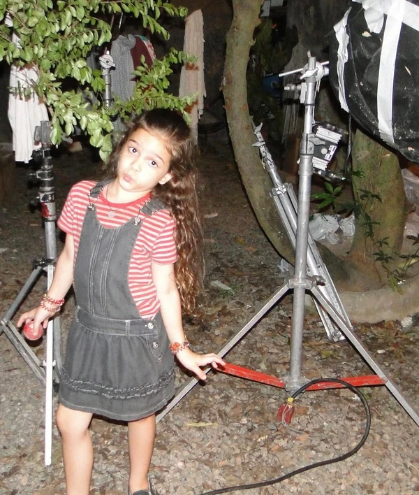 Mel Maia em bastidores de "Avenida Brasil" por Reprodução/ Instagram