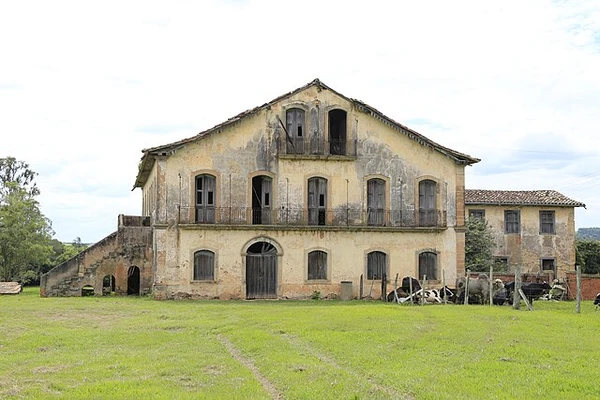 O início da história da propriedade remonta ao período em que pertencia ao senador Vergueiro, que batizou a fazenda em homenagem à esposa