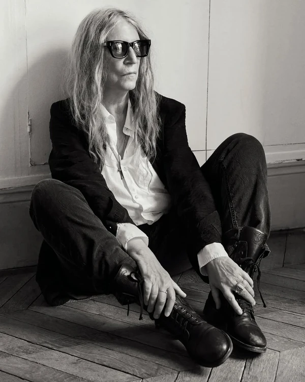 Patti Smith é considerada um nome importante do punk rock, mas se encontrou na literatura