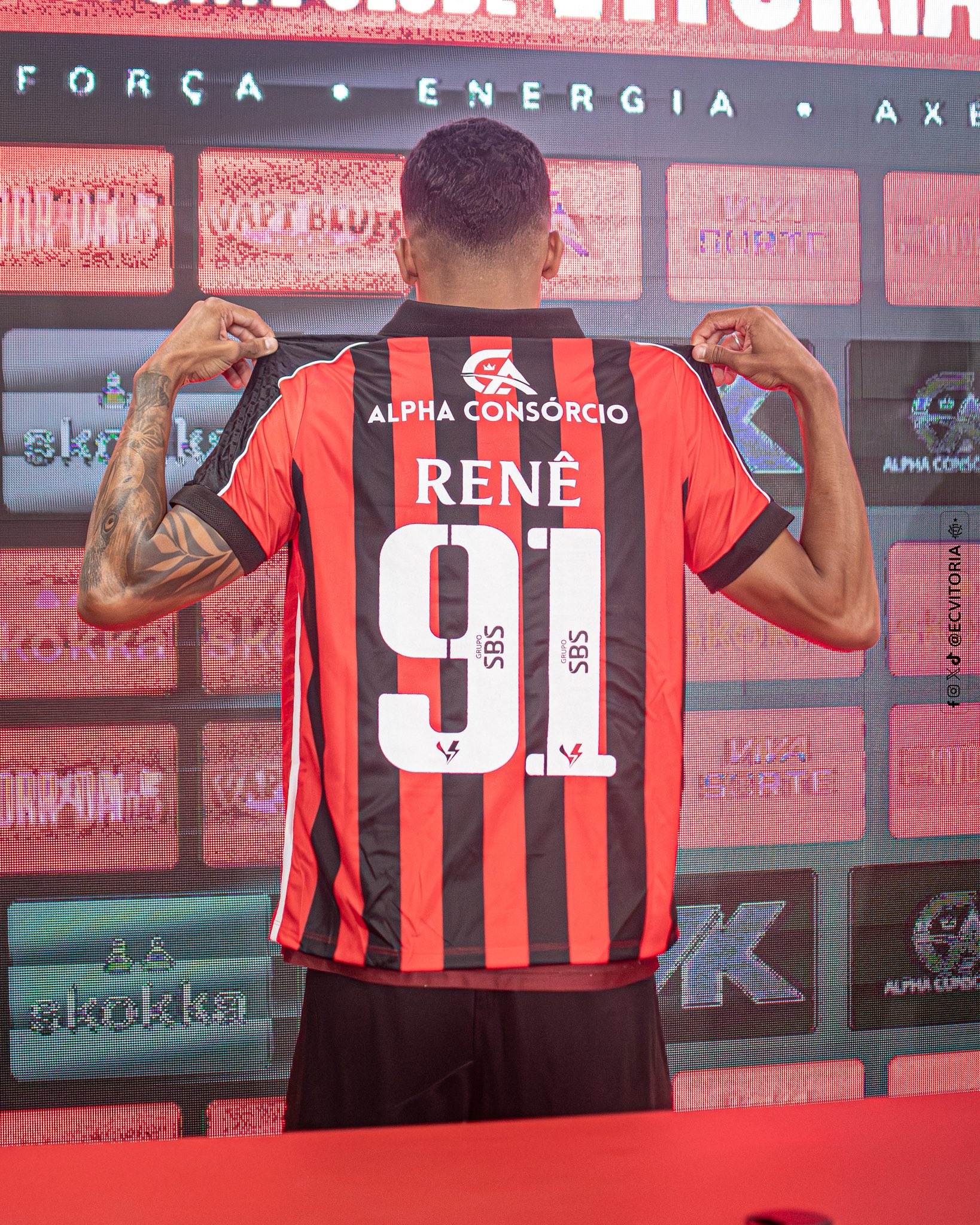 Renê foi oficialmente apresentado pelo Vitória por Victor Ferreira/ECV
