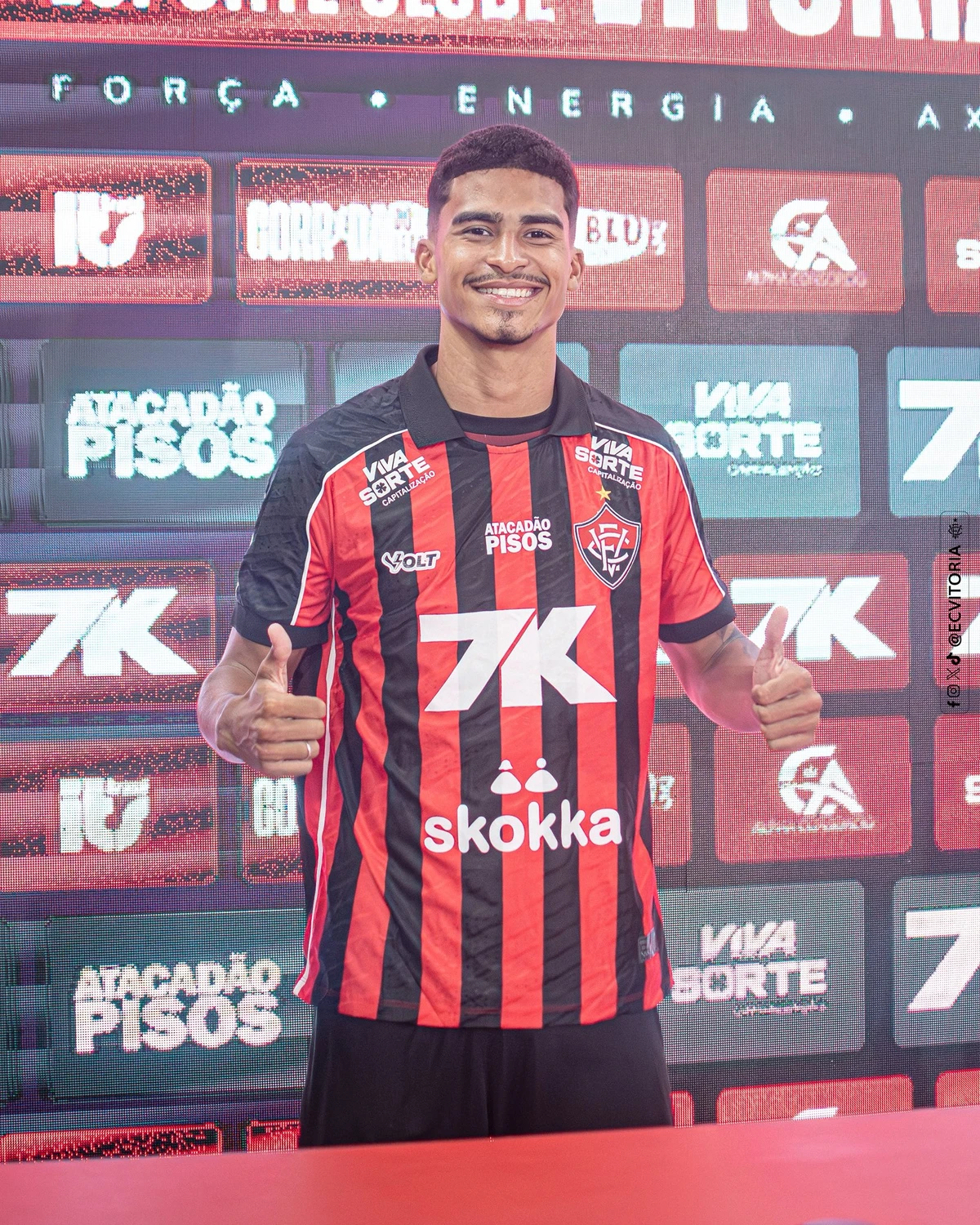Renê foi oficialmente apresentado pelo Vitória por Victor Ferreira/ECV