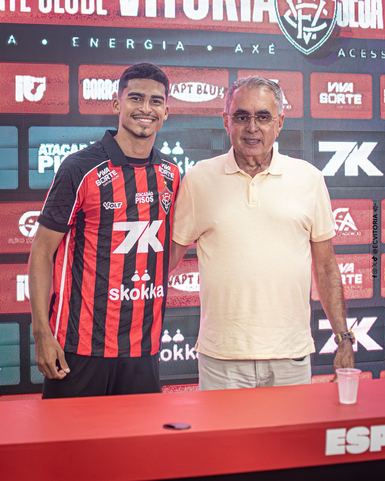 Renê foi oficialmente apresentado pelo Vitória por Victor Ferreira/ECV