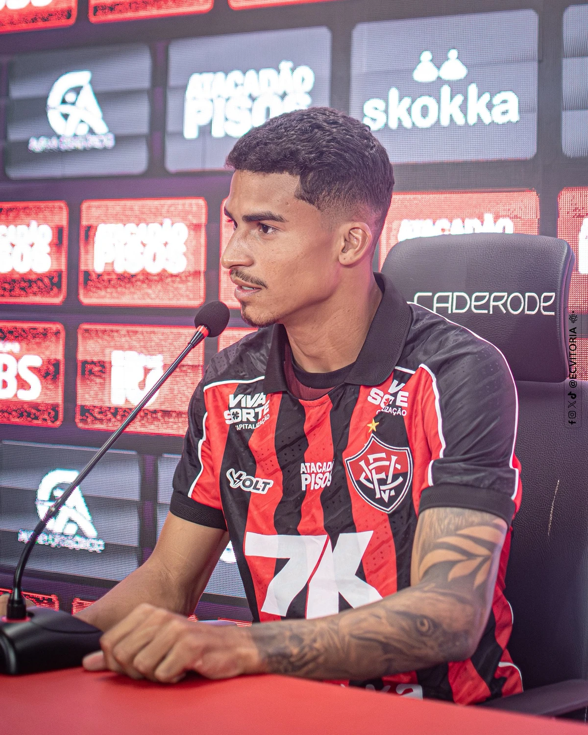 Renê foi oficialmente apresentado pelo Vitória por Victor Ferreira/ECV