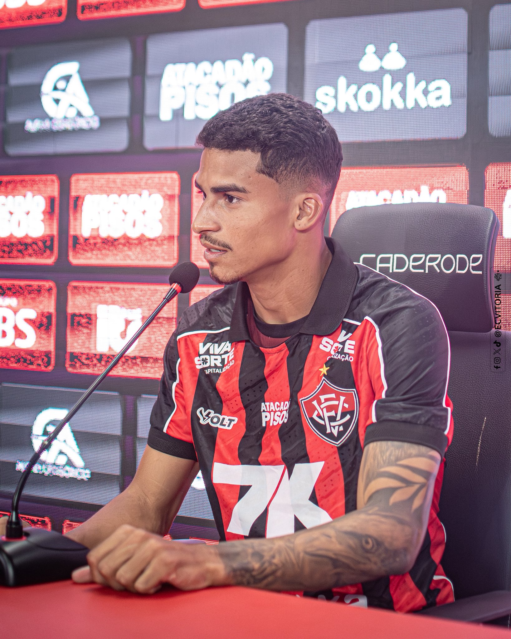 Renê foi oficialmente apresentado pelo Vitória por Victor Ferreira/ECV