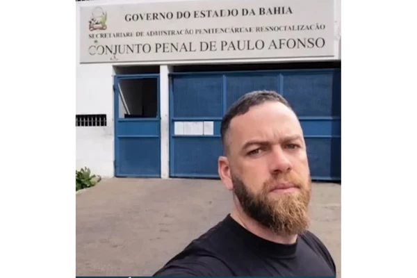 Tiago é suspeito de matar a companheira Flávia em um quarto de hotel por Reprodução