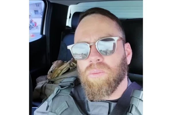 Tiago é suspeito de matar a companheira Flávia em um quarto de hotel por Reprodução