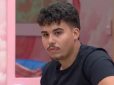 Imagem - Ex-BBB Pedro Espíndola passa por atendimento médico após confusão em barbearia e pode ficar internado