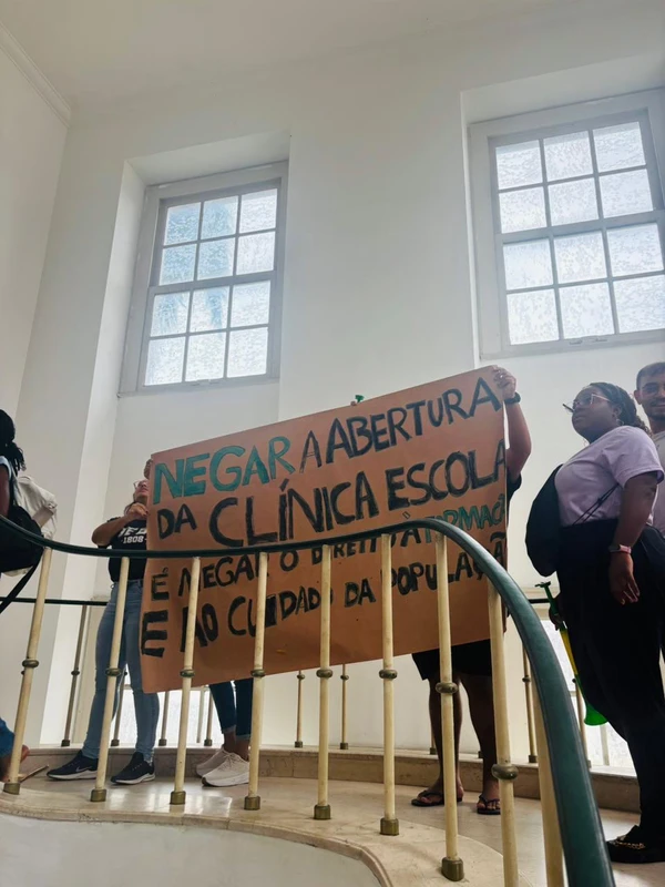 Alunos realizam protesto na Reitoria da Ufba por Reprodução