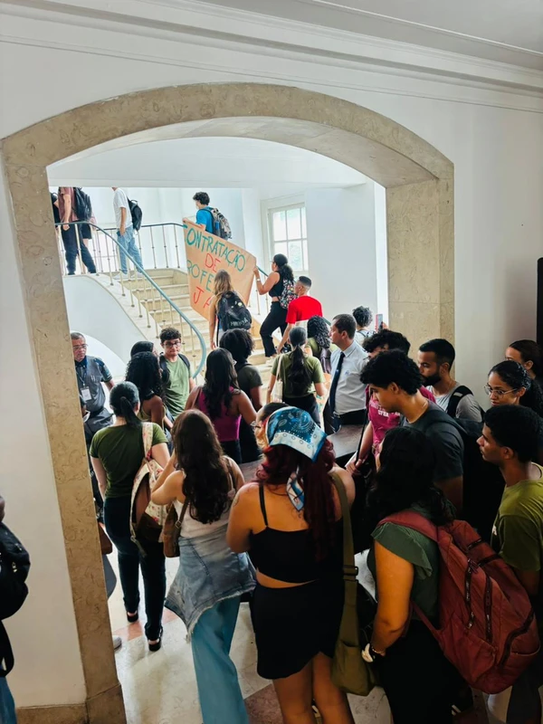 Alunos realizam protesto na Reitoria da Ufba por Reprodução