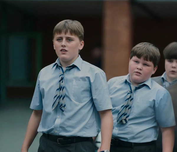 Amos Kitson é Duda Dursley por Divulgação