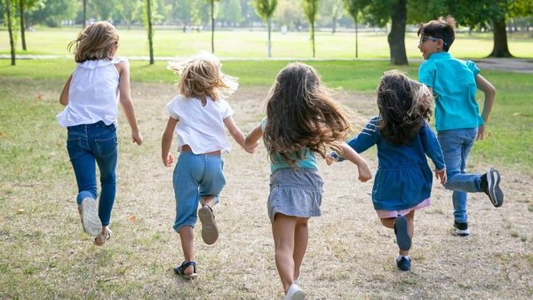 Brincar sem supervisão nos anos 70 ajudou a moldar a resiliência emocional de toda uma geração
