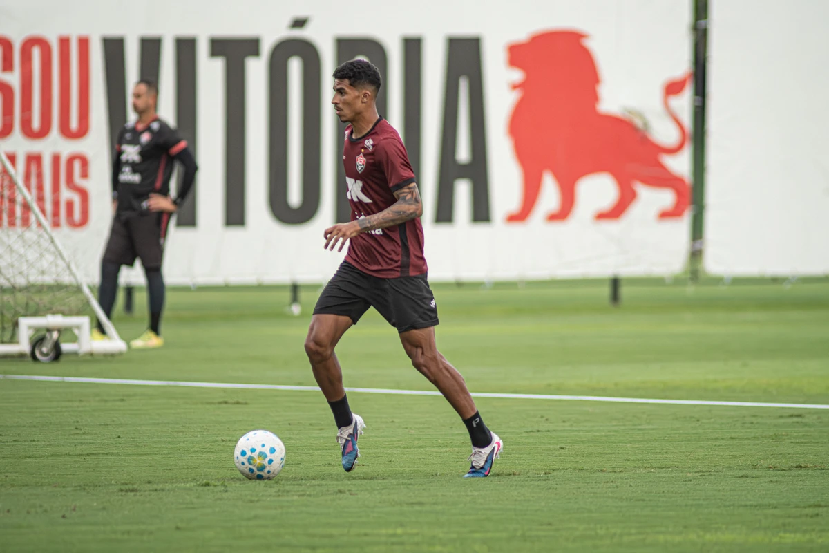 Elenco do Vitória treinando em preparação para encarar o Cruzeiro 