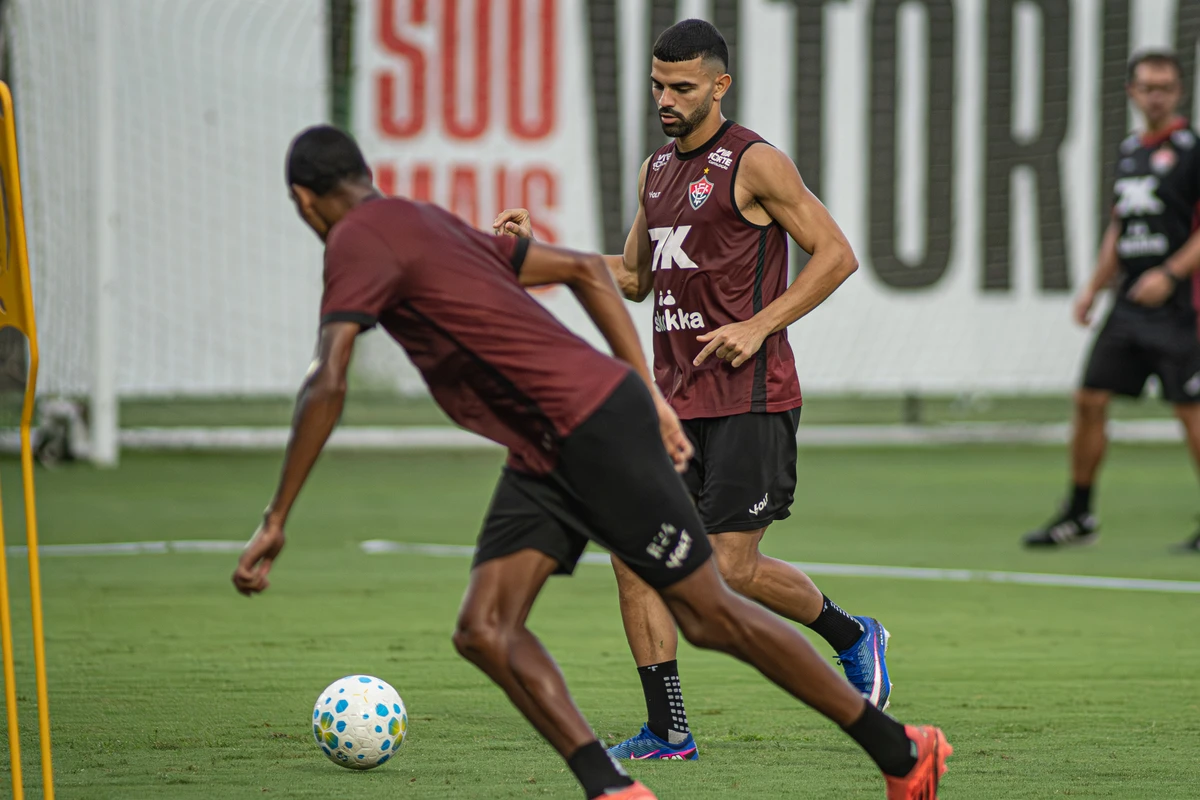 Elenco do Vitória treinando em preparação para encarar o Cruzeiro por Victor Ferreira/ECV