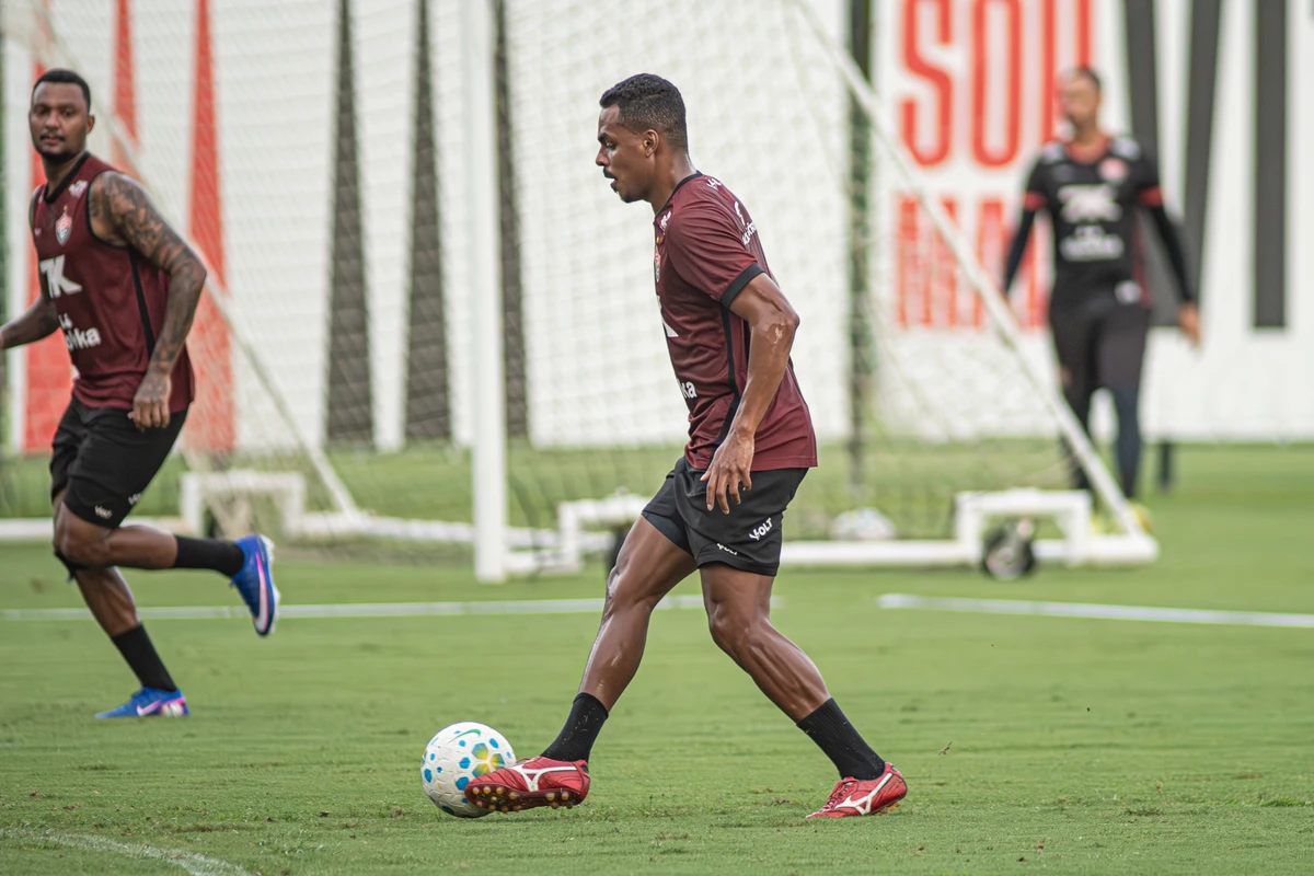 Elenco do Vitória treinando em preparação para encarar o Cruzeiro por Victor Ferreira/ECV
