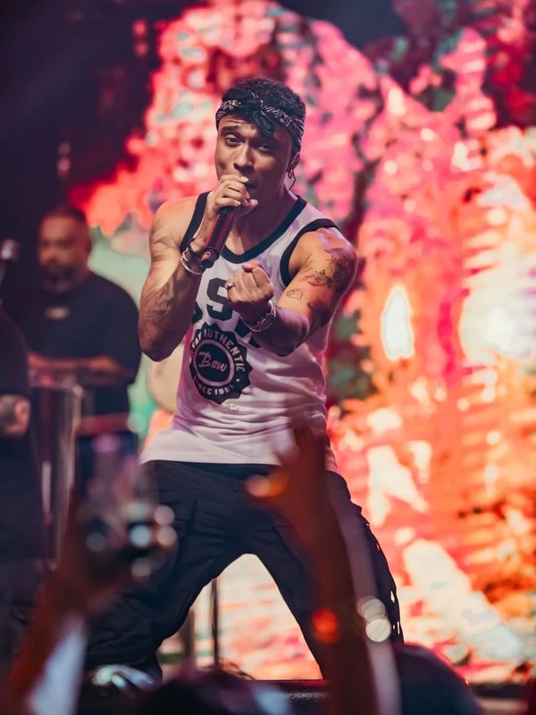 Kamisa 10 aposta em clima de festa e Copa no novo projeto “Hoje Tem Folga” por Reprodução