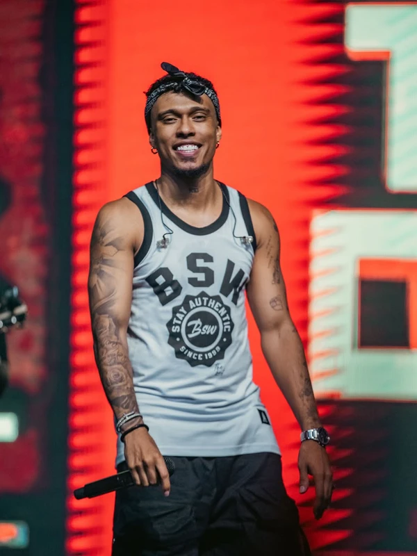 Kamisa 10 aposta em clima de festa e Copa no novo projeto “Hoje Tem Folga” por Reprodução