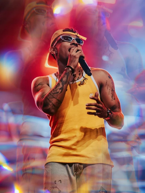 Kamisa 10 aposta em clima de festa e Copa no novo projeto “Hoje Tem Folga” por Reprodução