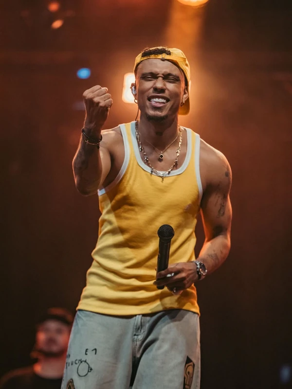 Kamisa 10 aposta em clima de festa e Copa no novo projeto “Hoje Tem Folga” por Reprodução