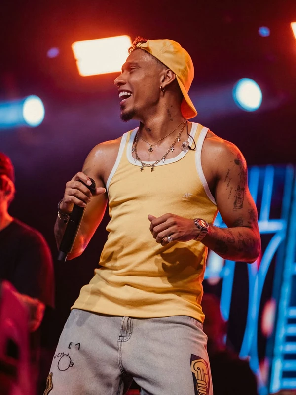 Kamisa 10 aposta em clima de festa e Copa no novo projeto “Hoje Tem Folga” por Reprodução