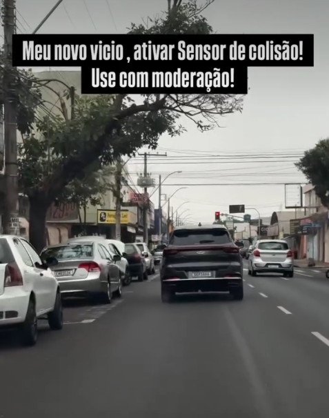 Manobra pode colocar motoristas e motociclistas em risco por Reprodução