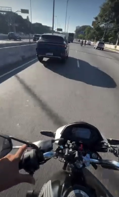 Manobra pode colocar motoristas e motociclistas em risco por Reprodução