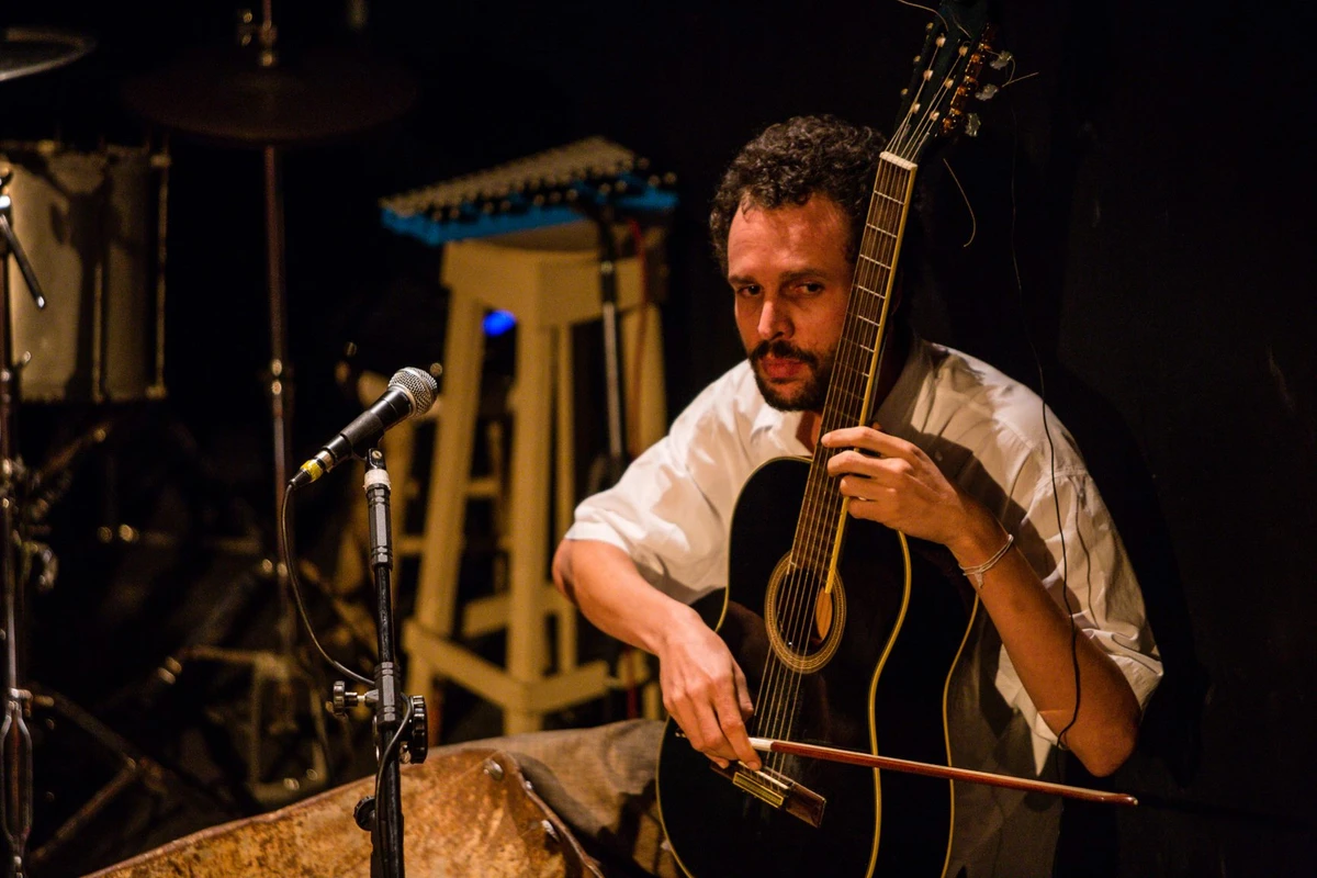 O artista Mateus Dantas apresenta  instalação na Galeria Jayme Figura