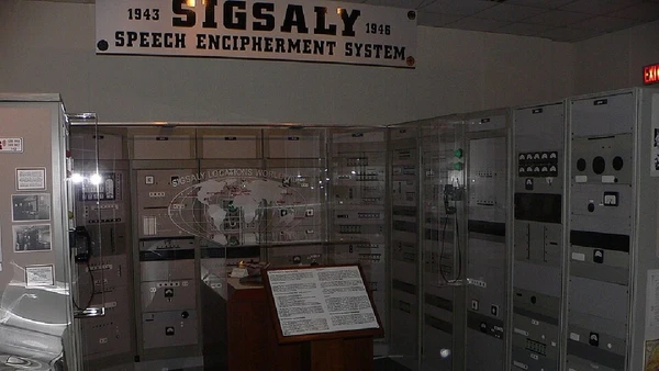 Os primeiros modelos do dispositivo eram imensos e preenchiam salas inteiras