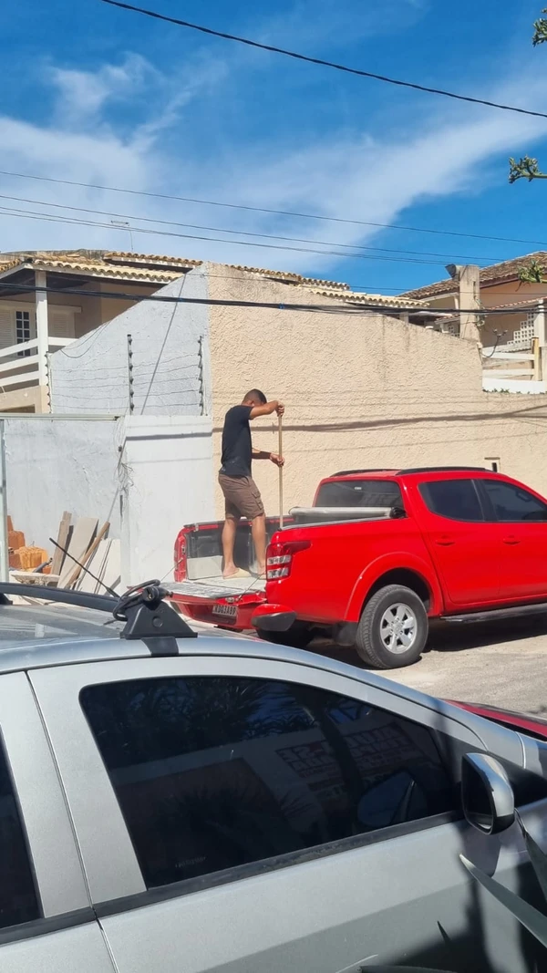 Picape do Corpo de Bombeiros é usada em reforma de casa de ex-comandante por Divulgação