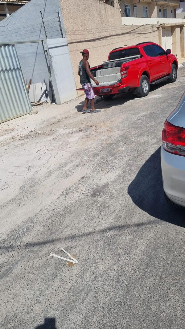 Picape do Corpo de Bombeiros é usada em reforma de casa de ex-comandante por Divulgação