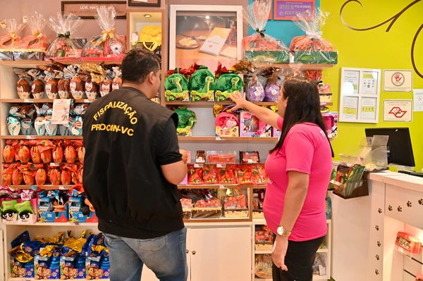 Procon realiza fiscalização em lojas de chocolate de Vitória da Conquista