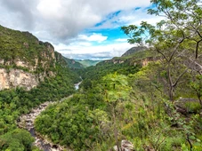 Imagem - O vilarejo místico que nasceu do garimpo de cristais tem cachoeiras de águas cristalinas e guarda rochas de 1 bilhão de anos