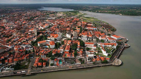 Fachadas de casarões históricos revestidas com azulejos portugueses: além do valor estético, as peças funcionam como isolante térmico contra o forte sol equatorial de São Luís