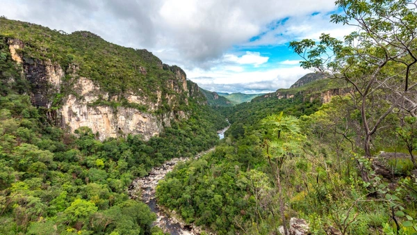O antigo povoado de garimpeiros fundado nos anos 1950 é hoje um refúgio místico e principal acesso ao Parque Nacional da Chapada dos Veadeiros