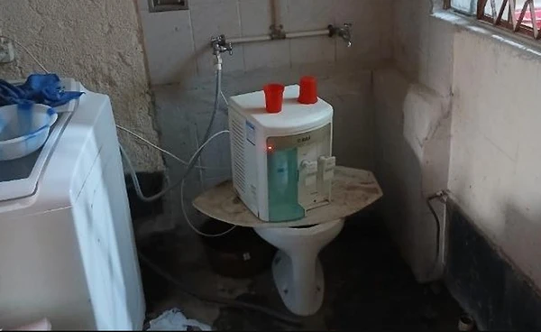 Bebedouro ficava apoiado em um vaso sanitário por Ministério do Trabalho e Emprego