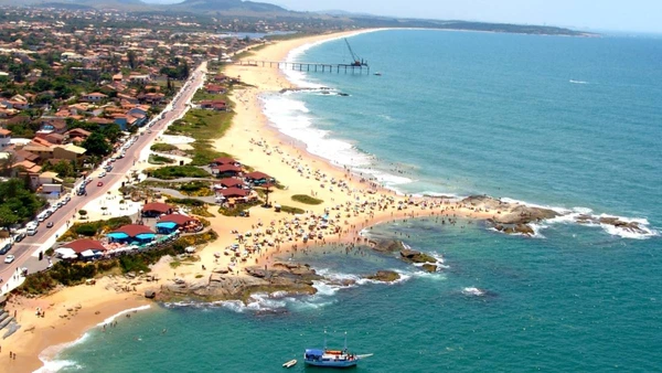 Orla de Rio das Ostras: com 28 km de costa, o município oferece desde praias urbanas com infraestrutura completa até refúgios de natureza intocada