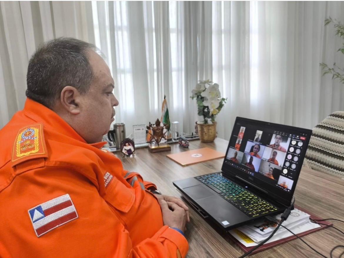 Picape do Corpo de Bombeiros é usada na obra da casa de ex-comandante da corporação por Redes sociais