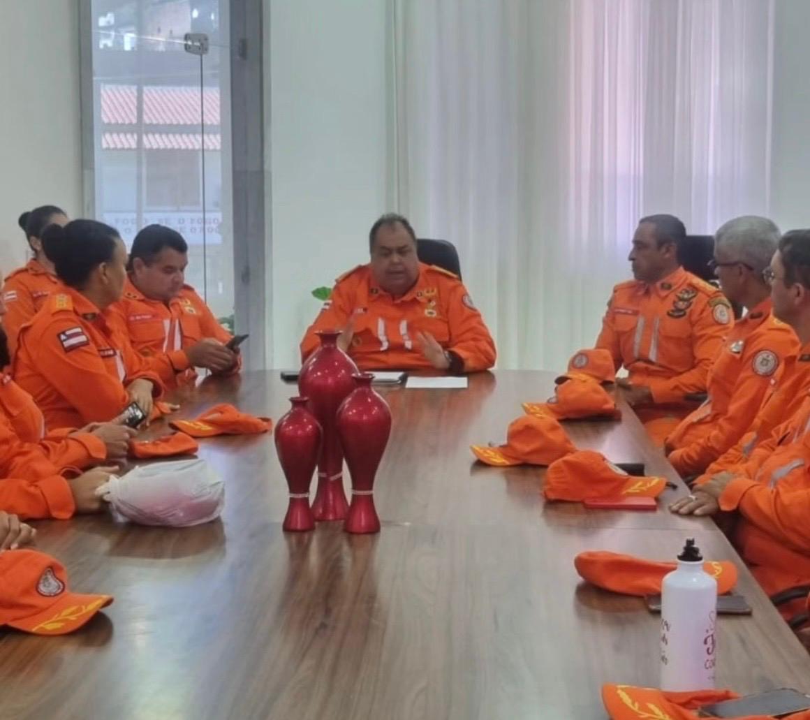 Picape do Corpo de Bombeiros é usada na obra da casa de ex-comandante da corporação por Redes sociais