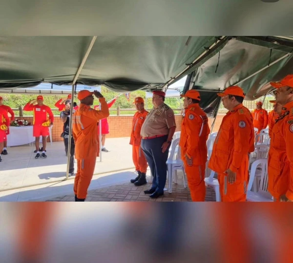 Picape do Corpo de Bombeiros é usada na obra da casa de ex-comandante da corporação por Redes sociais