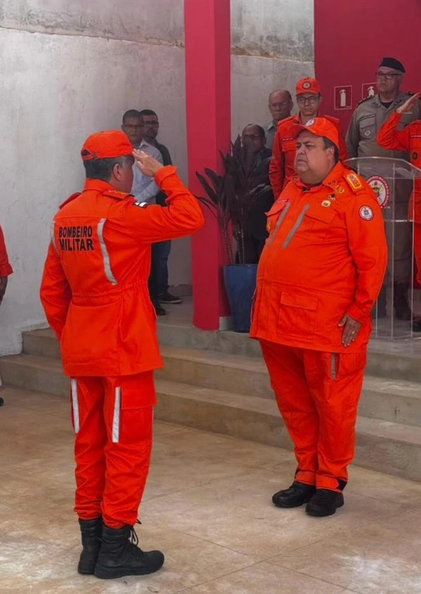 Picape do Corpo de Bombeiros é usada na obra da casa de ex-comandante da corporação por Redes sociais